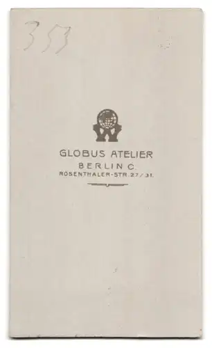 Fotografie Atelier Globus, Berlin-C., Rosenthaler-Str. 27-31, Portrait bürgerliche Dame lehnt am Stuhl