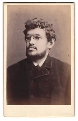 Fotografie unbekannter Fotograf und Ort, Portrait bürgerlicher Herr mit Zwicker und Bart