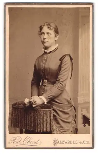 Fotografie Rud. Olberst, Salzwedel i. d. Altm., Portrait junge Dame im Kleid