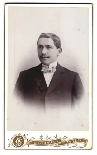 Fotografie Carl Strauss, Kassel, Leipziger-Strasse 15, Portrait junger Herr im Anzug mit Fliege