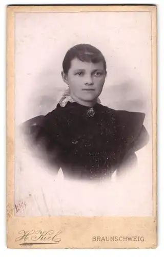 Fotografie H. Kiel, Braunschweig, Stecherstrasse 12 A, Portrait junge Dame mit zurückgebundenem Haar