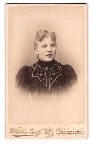 Fotografie Wilhelm Gräf, Quakenbrück, Portrait junge Dame im bestickten Kleid