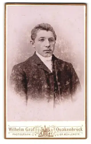Fotografie Wilhelm Gräf, Quakenbrück, Gr. Mühlenstr. Portrait junger Herr im Anzug mit Krawatte