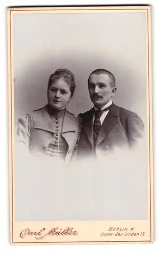 Fotografie Carl Müller, Berlin-W., Unter den Linden 15, Portrait junge Paar in modischer Kleidung