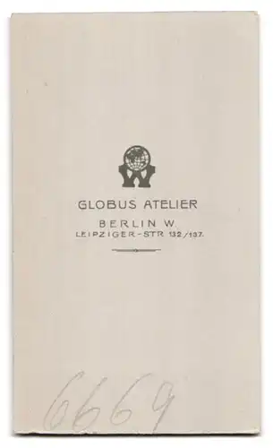 Fotografie Atelier Globus, Berlin-W., Leipziger-Str. 132-137, Portrait charmanter Herr in eleganter Kleidung