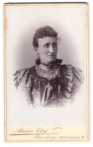 Fotografie Ernst Ebel, Bernburg a /S., Wilhelm-Strasse 27, Portrait bürgerliche Dame im hübschen Kleid