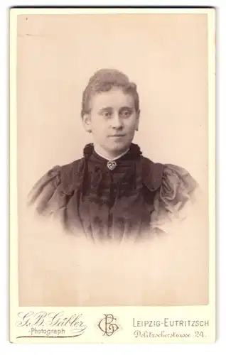 Fotografie G. B. Gäbler, Leipzig-Eutritzsch, Delitzscherstrasse 24, Portrait junge Dame mit zurückgebundenem Haar