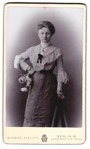 Fotografie Atelier Globus, Berlin-W., Leipziger Str. 132-135, Portrait hübsch gekleidete Dame mit Amulett