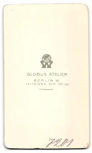 Fotografie Atelier Globus, Berlin-W., Leipziger Str. 132-135, Portrait hübsch gekleidete Dame mit Amulett