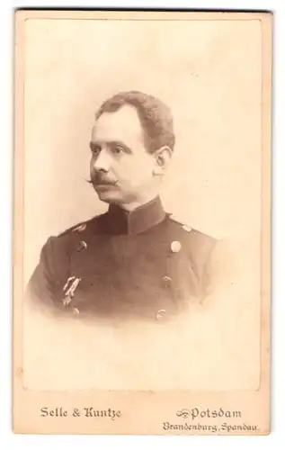 Fotografie Selle & Kuntze, Potsdam, Portrait Offizier der Central-Turn-Anstalt in Uniform im Sommerkurs 1877