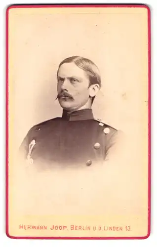 Fotografie Hermann Joop, Berlin, Unter den Linden 13, Portrait Offizier der Central-Turn-Anstalt im Sommmerkurs 1877