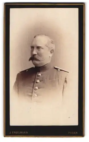 Fotografie J. Engelmann, Posen, Wilhelmstr. 8, Portrait Offizier der Central-Turn-Anstalt im Sommmerkurs 1877 in Uniform