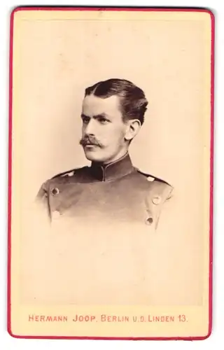 Fotografie Hermann Joop, Berlin, Unter den Linden 13, Offizier der Central-Turn-Anstalt im Sommmerkurs 1877, Uniform