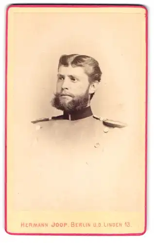 Fotografie Hermann Joop, Berlin, Unter den Linden 13, Offizier der Central-Turn-Anstalt im Sommmerkurs 1877, Uniform