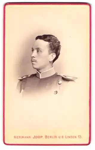Fotografie Hermann Joop, Berlin, Unter den Linden 13, Offizier der Central-Turn-Anstalt zum Sommmerkurs 1877, Epauletten