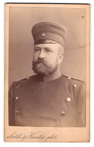 Fotografie Selle & Kuntze, Potsdam, Schwertfegerstr. 14, Offizier der Central-Turn-Anstalt zum Sommerkurs 1877, Uniform
