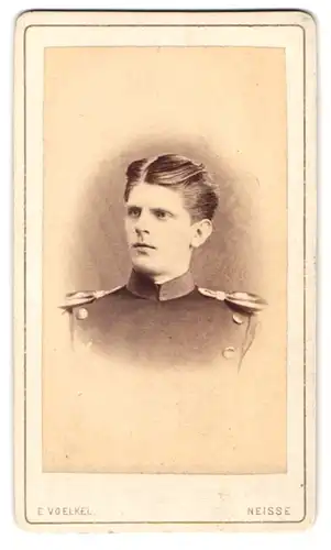 Fotografie E. Voelkel, Neisse, Ring 18, Portrait Offizier in Uniform, Central-Turn-Anstalt, Sommerkurs 1877, Epauletten