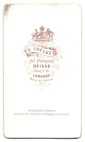 Fotografie E. Voelkel, Neisse, Ring 18, Portrait Offizier in Uniform, Central-Turn-Anstalt, Sommerkurs 1877, Epauletten