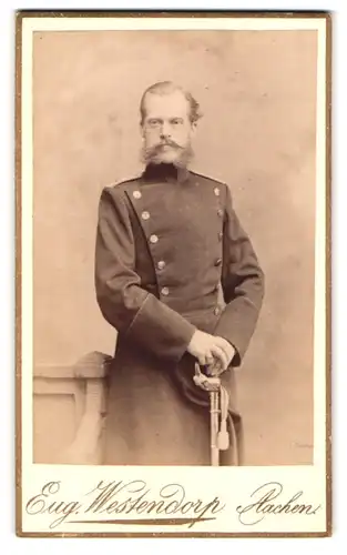 Fotografie Eug. Westendorp, Aachen, Hochstr. 8, Offizier in Uniform, Central-Turn-Anstalt, Sommerkurs 1877