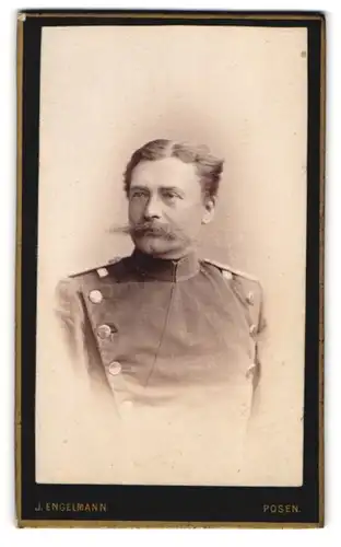 Fotografie J. Engelmann, Posen, Wilhelmstr. 8, Offizier der Central-Turn-Anstalt in Uniform, Sommerkurs 1877