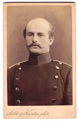 Fotografie Selle & Kuntze, Potsdam, Schwertfegerstr. 14, Offizier der Central-Turn-Anstalt, in Uniform, Sommerkurs 1877
