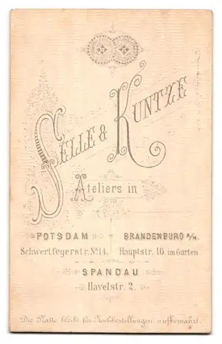 Fotografie Selle & Kuntze, Potsdam, Schwertfegerstr. 14, Offizier der Central-Turn-Anstalt, in Uniform, Sommerkurs 1877