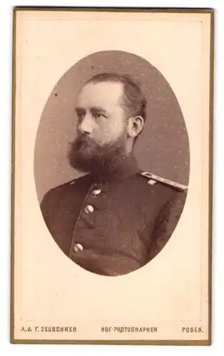 Fotografie A. & F. Zeuschner, Posen, Wilhelmstr. 5, Offizier der Central-Turn-Anstalt in Uniform, Sommerkurs 1877
