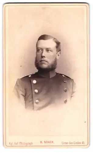 Fotografie H. Noack, Berlin, Untern den Linden 45, Offizier der Central-Turn-Anstalt in Uniform mit Vollbart, Kurs 1877