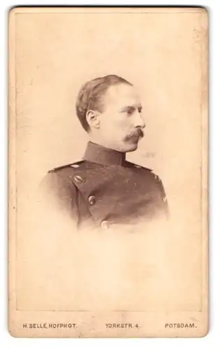 Fotografie H. Selle, Potsdam, Yorkstr. 4, Offizier der Central-Turn-Anstalt in Uniform zum Sommerkurs 1877, Moustache