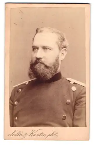 Fotografie Selle & Kuntze, Potsdam, Schwertfegerstr. 14, Offizier in Uniform, Central-Turn-Anstalt, Sommerkurs 1877
