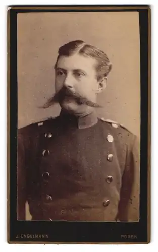 Fotografie J. Engelmann, Posen, Wilhelmstr. 8, Offizier der Central-Turn-Anstalt in Uniform, Sommerkurs 1877, Moustache