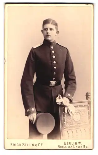 Fotografie Erich Sellin & Co., Berlin, Unter den Linden 19, junger Offizier in Uniform, Central-Trun-Anstalt, 1877