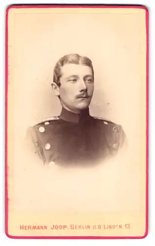 Fotografie Hermann Joop, Berlin, Unter den Linden 13, Offizier der Central-Turn-Anstalt in Uniform, zum Sommmerkurs 1877