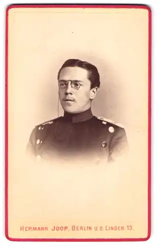 Fotografie Hermann Joop, Berlin, Unter den Linden 13, Lt. Schaefer der Central-Turn-Anstalt in Uniform I. R. 122