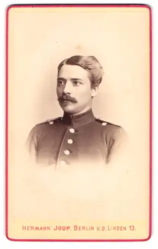 Fotografie Hermann Joop, Berlin, Unter den Linden 13, Lt. Harpf der Central-Turn-Anstalt in Uniform sächsisches I.R .105