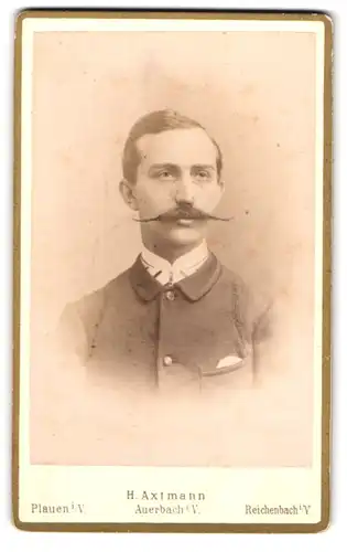 Fotografie H. Axtmann, Plauen i. V., Oberer Graben 19, Portrait junger Mann im Anzug mit Zwirbelbart