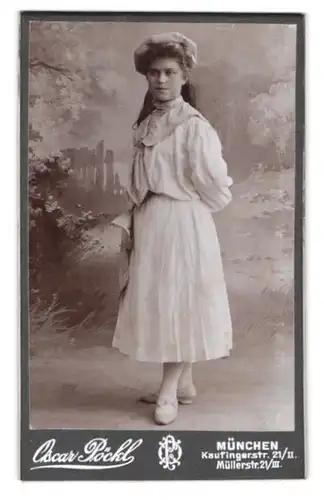 Fotografie oscar Pöckl, München, Kaufingerstr. 21, Portrait junge Frau im weissen Kleid posiert vor einer Studiokulisse