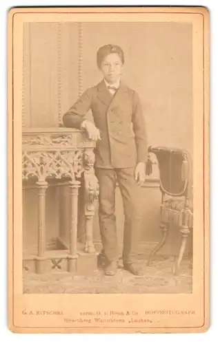 Fotografie G. A. Ritschel, Hirschberg, Portrait indischer Knabe im Anzug posiert im Atelier
