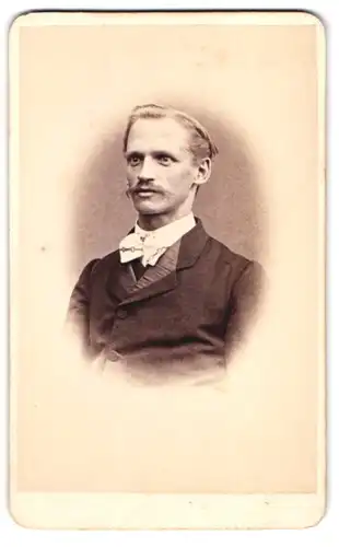 Fotografie Josef Böttinger, Pilsen, Portrait Mann im Anzug mit Fliege und Moustache