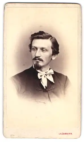 Fotografie Lachmann, Prag, Ferdinandstr. 361, Portrait Herr im Anzug mit Fliege und Henriquatre Bart