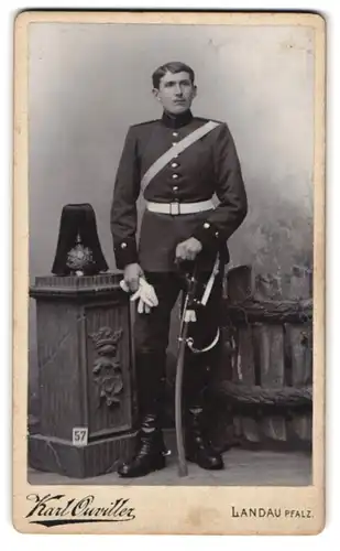 Fotografie Karl Ouviller, Landau i. Pf., Portrait Soldat in Uniform mit Pickelhaube Rosshaarbusch und Säbel