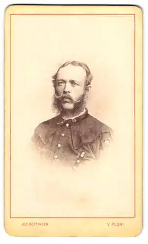 Fotografie Jos. Böttinger, Pilsen, Portrait Bergmann in Bergmannkluft mit Backenbart