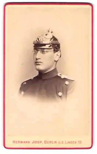 Fotografie Hermann Joop, Berlin, Unter den Linden 13, Offizier der Central-Turn-Anstalt in Uniform mit Pickelhaube, 1877