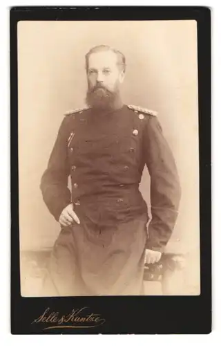 Fotografie Selle & Kuntze, Potsdam, Portrait Offzier Amann der Central-Turn-Anstalt in Uniform, 1883