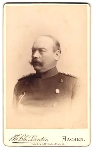 Fotografie Th. Ch. Lantin, Aachen, Offizier der Central-Turn-Anstalt in Uniform mit Ordensband