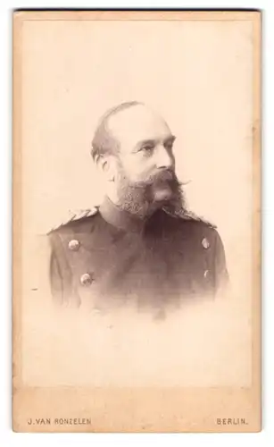 Fotografie J. van Ronzelen, Berlin, Unter den Linden 13, Portrait Offizier der Central-Turn-Anstalt in Uniform