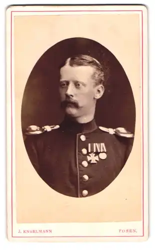 Fotografie J. Engelmann, Posen, Portrait Offizier in Uniform mit Ordenspange und Epauletten, Moustache