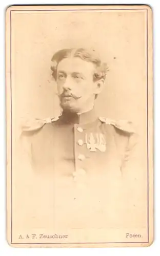 Fotografie A. & F. Zeuschner, Posen, Wilhelmstr. 25, Portrait Offizier in Uniform mit Ordenspange und Epauletten