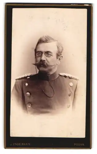 Fotografie J. Engelmann, Posen, Wilhelmstr. 8, Portrait Offizier in Uniform mit Zwickerbrille und Schnauzbart