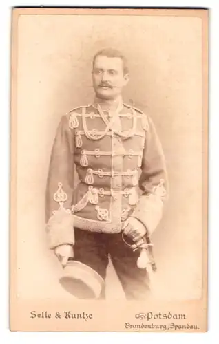 Fotografie Selle & Kuntze, Potsdam, Schwertfegerstr. 14, Portrait Husar in Uniform mit Säbel und Schützenschnur
